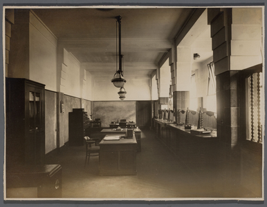 878040 Interieur van het kantoorgebouw van de Nationale Bankvereeniging (Vredenburg 26) te Utrecht: de kantoorruimte ...